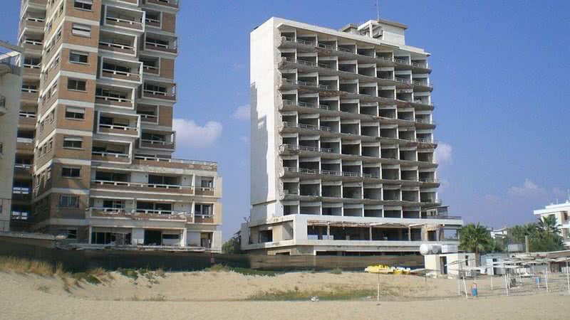 Hotéis abandonados em Varosha, no Chipre - Wikimedia Commons