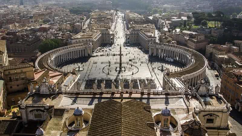 Vista aérea da Basílica de São Pedro no Vaticano - Wikimedia Commons