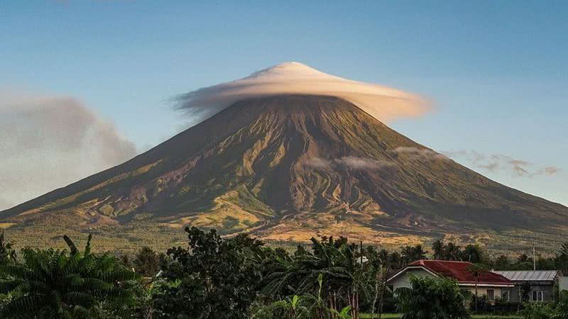 Imagem ilustrativa do vulcão Mayon - Wikimedia Commons