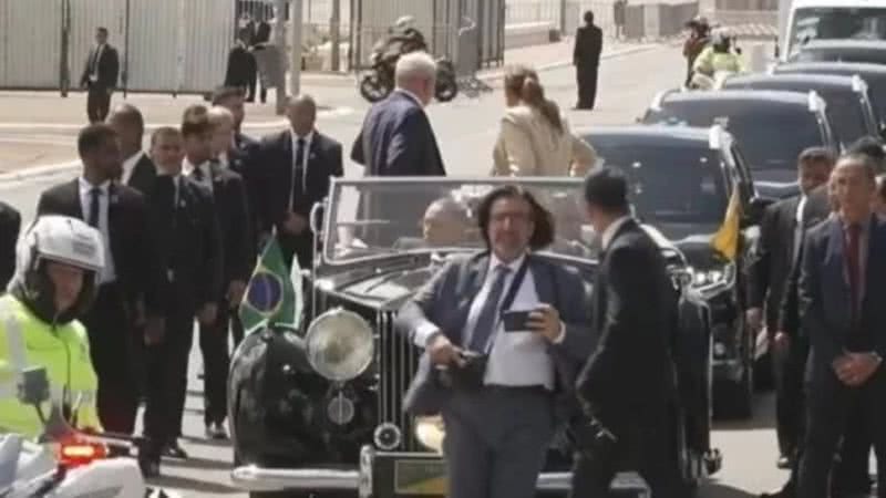 Ricardo Stuckert correndo à frente do carro presidencial - Divulgação / Redes Sociais