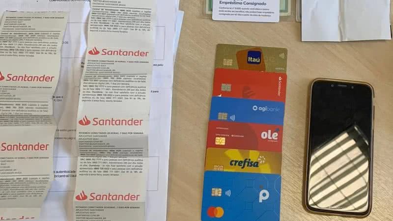 Cartões de banco, celular e documentos encontrados com mulher - Divulgação / Polícia Federal