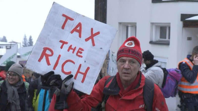 O milionário Phil White protesta pelo pagamento de taxas em Davos, na Suíça. - Reprodução/YouTube/AFP