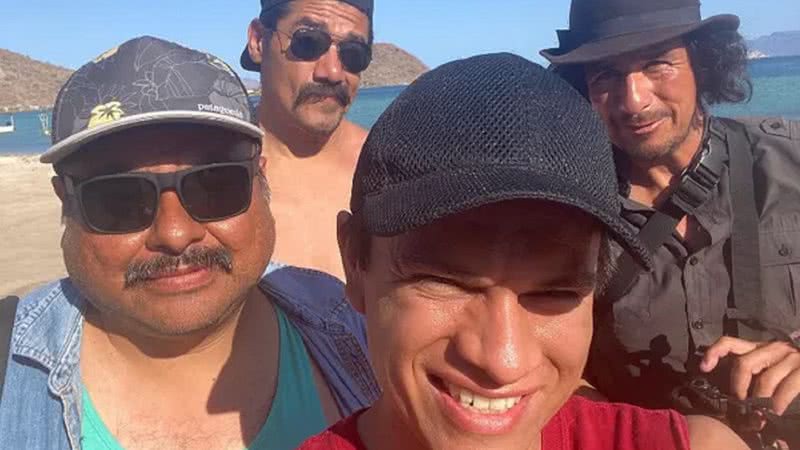 Yeray Albelda, à frente, junto a membros da equipe de filmagem - Divulgação/ Redes Sociais