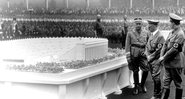 Hitler e o arquiteto Albert Speer analisando o modelo do enorme estádio - Getty Images