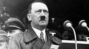 Adolf Hitler durante um discurso - Domínio Público