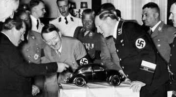 Hitler avaliando o Fusca - Domínio Público