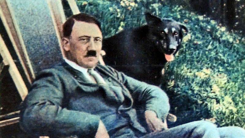 Hitler de férias ao lado de seu cachorro, 1934 - Getty Images