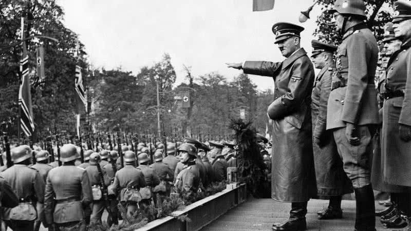 Hitler ao lado das tropas nazistas na Segunda Guerra - Domínio Público