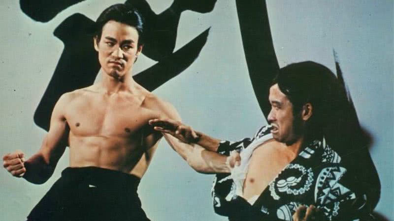 Bruce Lee, que teve uma morte trágica, em set de filmagem - Divulgação