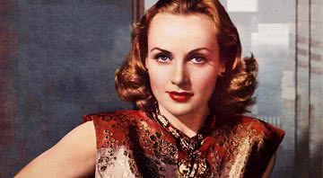 A atriz Carole Lombard em ensaio fotográfico no ano de 1940 - Wikimedia Commons