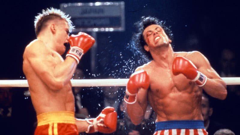 Rocky Balboa (Sylvester Stallone) (dir.) lutando contra Ivan Drago (Dolph Lundgren) (esq.) - Divulgação