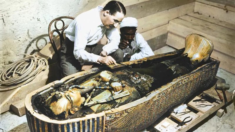 Howard Carter trabalhando no sarcófago de Tutancâmon - Reprodução