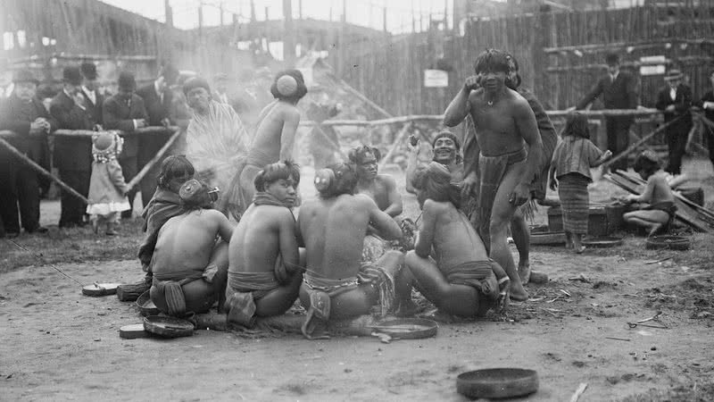 Filipinos em exposição em Coney Island, em Nova York, no início do século 20 - Wikimedia Commons