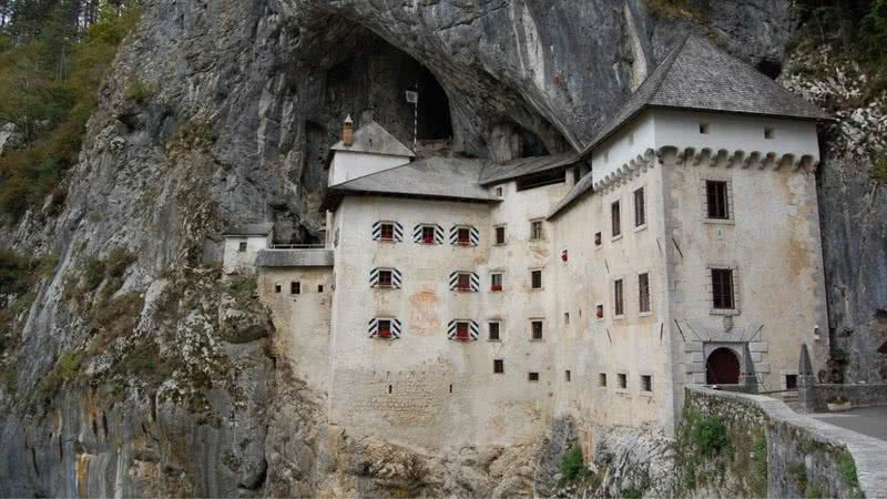 Fotografia do castelo como está hoje, em sua versão renascentista, não o original que era do período medieval. - Crédito: KLMircea