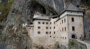 Fotografia do castelo como está hoje, em sua versão renascentista, não o original que era do período medieval. - Crédito: KLMircea