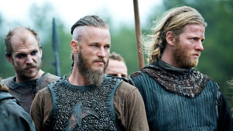 Trecho da série "Vikings", com personagens reunidos e munidos de lanças - Divulgação / MGM Television