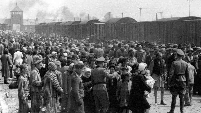 Judeus entrando em Auschwitz - Auschwitz State Museum