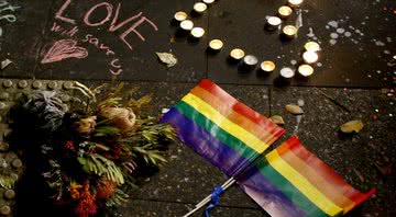 Bandeiras do arco-íris durante uma vigília à luz de velas pelas vítimas do tiroteio Pulse Nightclub em Orlando - Getty Images