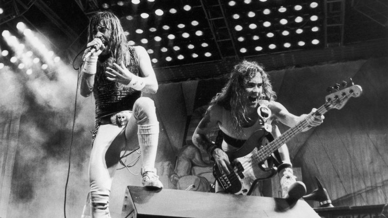 A banda Iron Maiden se apresentando no Rock In Rio em 1985 - Getty Images