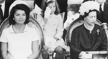 Jackie Kennedy e a rainha Elizabeth II durante um evento em homenagem a John Kennedy - Getty Images