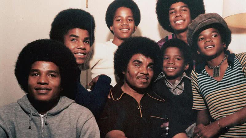 O grupo Jackson 5 com o pai e empresário, Joe Jackson, ao centro - Divulgação