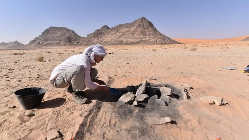 Escavação de uma antiga lareira em Jebel Oraf - Palaeodeserts Project