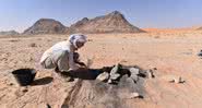 Escavação de uma antiga lareira em Jebel Oraf - Palaeodeserts Project