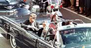 JFK em sua limusine momentos antes do assassinato - Wikimedia Commons