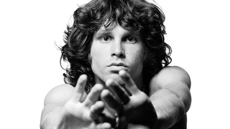 Jim Morrison estende as mãos durante ensaio fotográfico - Divulgação / Elektra Records