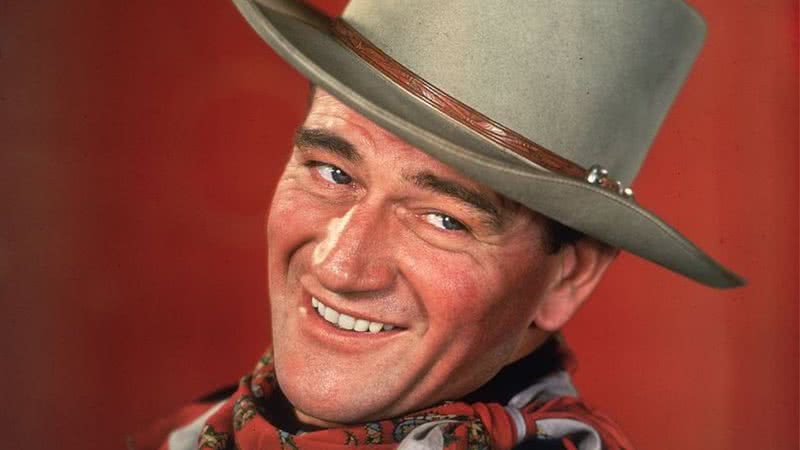 John Wayne, trajando um chapéu de caubói, em pose - Getty Images