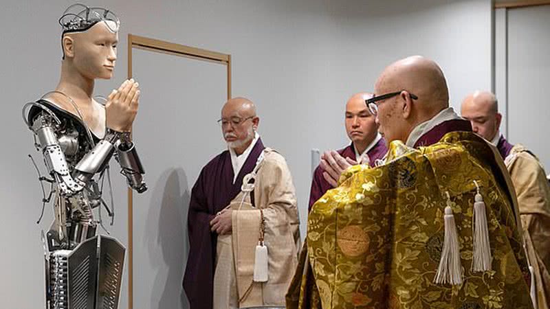 Androide Kannon e monges em Kyoto, no Japão - The Asahi Schimbun/Reprodução