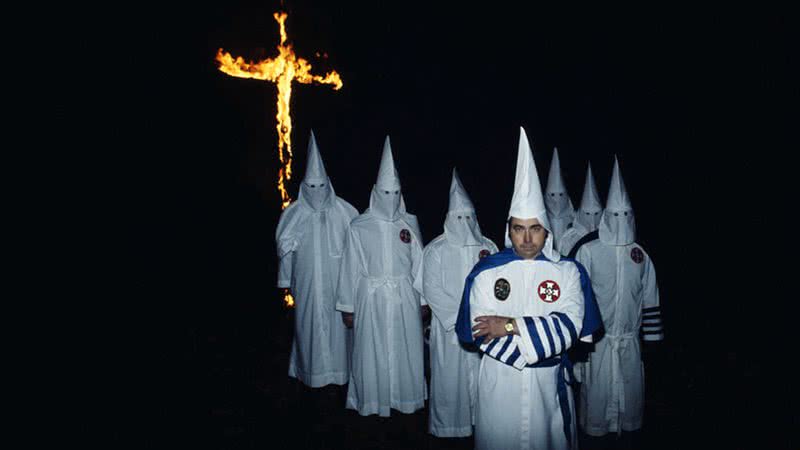 Membros da Ku Klux Klan enquanto marcham em traje completo - Getty Images