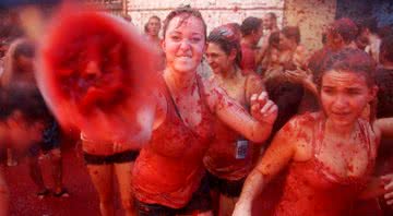 Participantes da La Tomatina - Wikimedia Commons