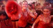 Participantes da La Tomatina - Wikimedia Commons