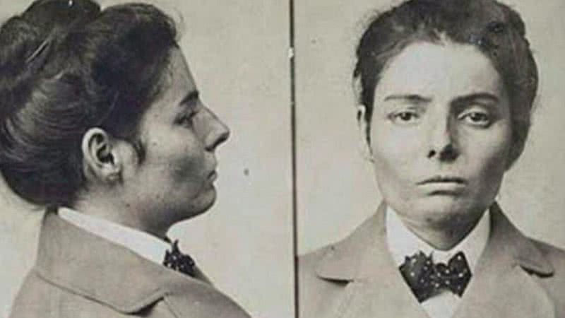 Laura Bullion em mugshot - Wikimedia Commons