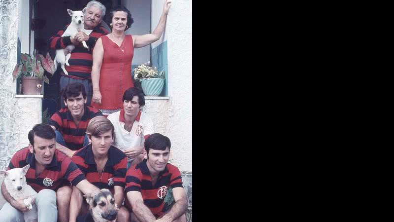 Família Coimbra completa: os pais, José Antunes e dona Matilde, e os filhos, Tonico, Edu, Antunes, Zico e Nando - divulg.