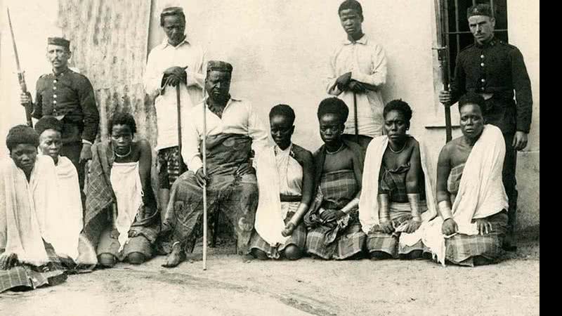 Gungunhana e suas várias esposas: na foto, sete que o acompanharam para Portugal – um escândalo para a moral do Velho Mundo da época - divulg.