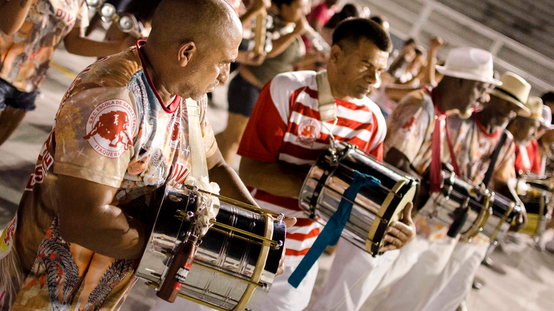 Samba-enredo costuma ter um tema didático e patriótico - Getty Images