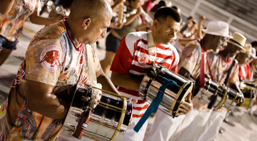 Samba-enredo costuma ter um tema didático e patriótico - Getty Images