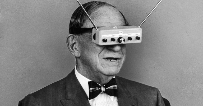 O autor de ficção científica Hugo Gernsback mostrando a realidade virtual em 1963; na época, foi vista como uma coisa engraçadinha - Life