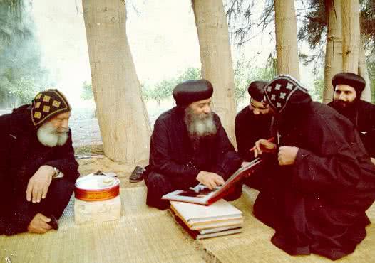 O papa copta Shenouda III (1923-2012) cercado por seus bispos - Coptic.net