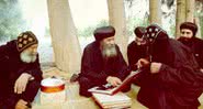 O papa copta Shenouda III (1923-2012) cercado por seus bispos - Coptic.net