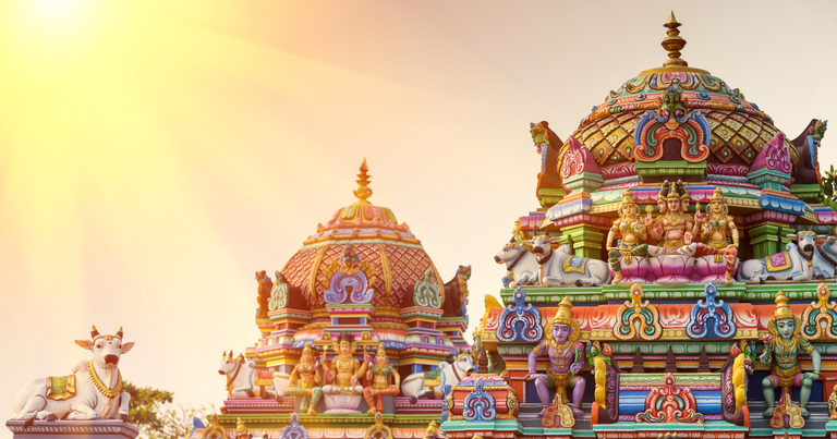 Imagem de um gopura na entrada do Templo Kapaleeshwarar - Shutterstock