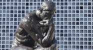 O Pensador, de Rodin, numa pose familiar - Shutterstock