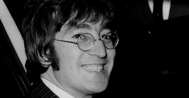 Lennon em seu carro em 1967 - Getty Images