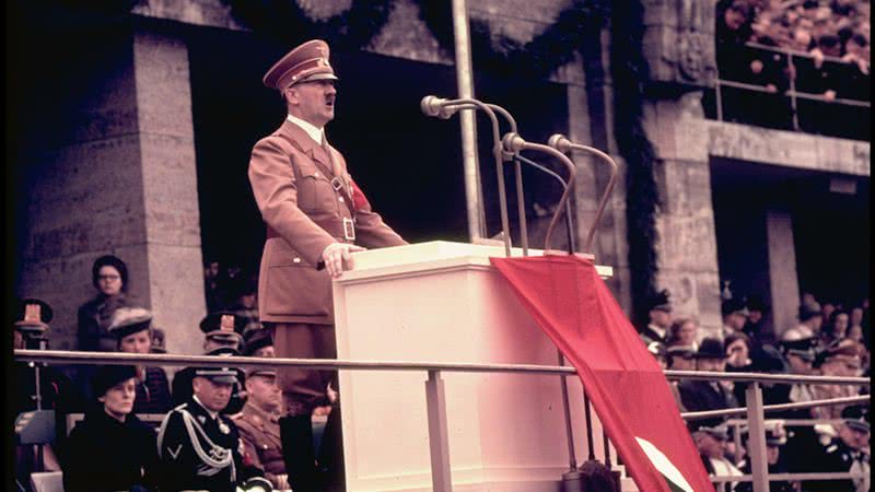 Hitler discursa na celebração May Day, no estádio Olímpico - Getty Images