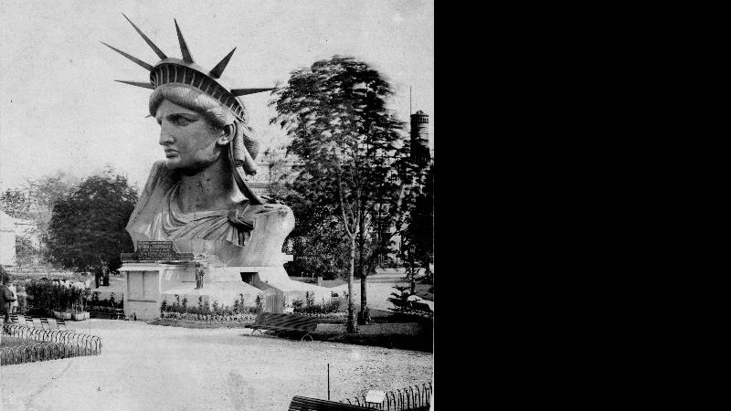 A cabeça da estátua é exibida na Exposição Mundial de Paris - Albert Fernique/ New York Public Library