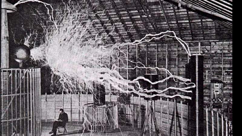 Nikola Tesla posando em seu laboratório em Colorado Springs - Domínio Público