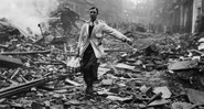 Foto de Fred Morley, cena de um leiteiro em meio aos escombros em Londres - Getty Images