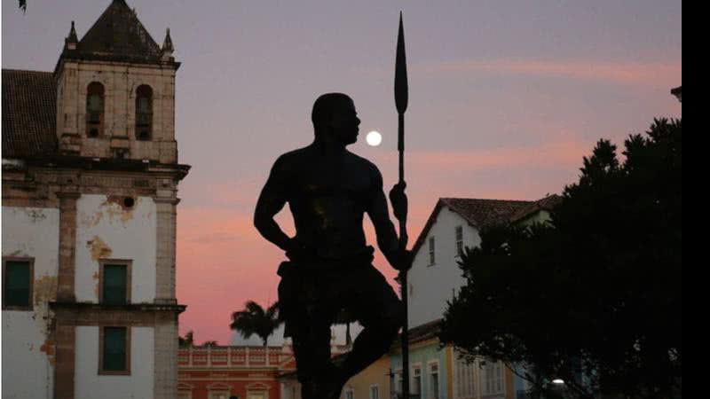 Estatua de bronze em homenagem à Zumbi dos Palmares na Praça da Sé, Salvador/Bahia - Wikimidia Commons